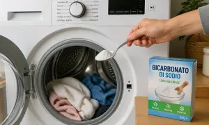 Aggiungere bicarbonato in lavatrice per un bucato più pulito e fresco. Un cucchiaio di bicarbonato di sodio pronto per essere usato.