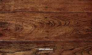 Dettaglio di un parquet vecchio con venature marcate. Scopri cosa fare per rinnovarlo e valorizzarlo.