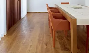 Un elegante parquet rovere naturale, con le sue venature calde, pronto per essere pulito con cura.
