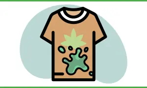 Maglietta marrone macchiata di verde, un promemoria visivo su come conservare i vestiti per evitare la muffa e mantenerli freschi.