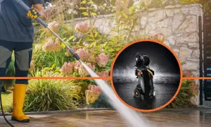 Un uomo usa un'idropulitrice per togliere il muschio dal vialetto. L'immagine mostra anche un primo piano dell'idropulitrice.