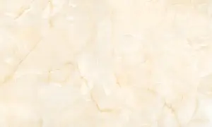 Superficie in marmo beige con venature dorate, ideale per scoprire come pulire il marmo poroso e mantenerlo splendente.