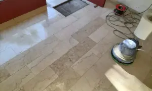 Macchina lucidatrice per marmo in azione, parte di un progetto di decerante per marmo fai da te.