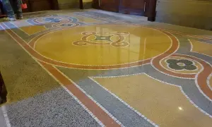 Pavimenti marmo anni 70 con motivi geometrici e floreali in giallo, grigio e rosso. Un restauro che riporta alla luce la bellezza del passato.