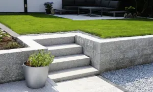 Scale in pietra naturale, perfette per un giardino moderno. Scopri come pulire scale in pietra naturale per mantenerle sempre splendenti.
