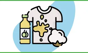Come togliere macchie di olio dopo lavaggio: una bottiglia di olio, una maglietta macchiata e un batuffolo di cotone.