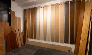 Campione di parquet oliato o verniciato, con diverse tonalità di legno esposte.