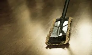 Un mocio su un pavimento in legno. Attenzione, l'aceto rovina il pavimento se usato in modo errato.