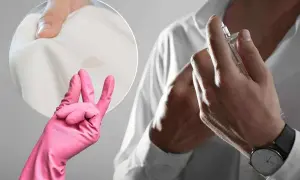 Guanto rosa mostra macchie di profumo su una camicia bianca, mentre un uomo si spruzza il profumo.