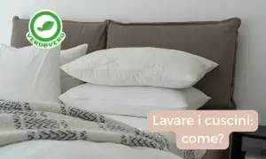 Bianchi cuscini su un letto, con un logo "Verdevero". Impara come lavare i cuscini in lavatrice per mantenerli freschi e puliti.