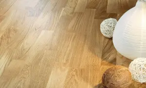 Parquet verniciato lucido, con decorazioni sferiche e una lanterna bianca. Ideale per la pulizia del tuo parquet verniciato.