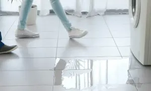 Acqua sul pavimento, vicino alla lavatrice. Qualcuno si chiede perché mi esce acqua da sotto la lavatrice.