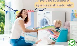Mamma e bambino giocano con i panni colorati vicino alla lavatrice. Un invito a scegliere igienizzanti naturali per il lavaggio.