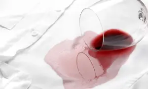 Un bicchiere di vino rosso rovesciato su una camicia bianca. Non temere, le macchie di vino rosso vanno via con il giusto trattamento.