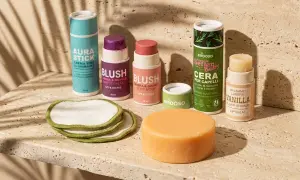 Prodotti di bellezza naturali: blush, balsamo labbra alla vaniglia e cera per capelli con cera di carnauba.
