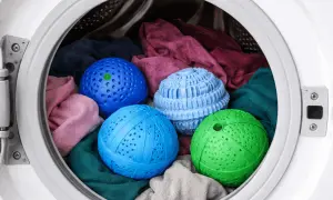 Palline colorate per il bucato, pronte per un lavaggio efficace nella lavatrice.