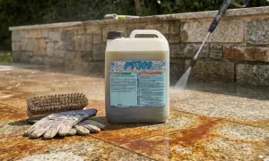 Pulizia di un pavimento acido tamponato: prima e dopo. Un flacone di prodotto, guanti e spazzola sono pronti per il lavoro.