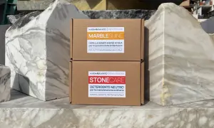 Prodotti per la manutenzione del marmo: "MarbleShine" per lucidare e "StoneCare" per pulire. Ideali per chi cerca come pulire marmo incrostato e mantenerlo splendente.