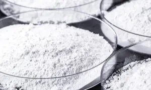 Polveri bianche in capsule di vetro. Il calcio carbonato a cosa serve? È un ingrediente comune in molti prodotti, dall'edilizia alla farmaceutica.