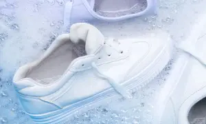 Come lavare le all star bianche: scarpe immerse in acqua e schiuma per un lavaggio impeccabile.