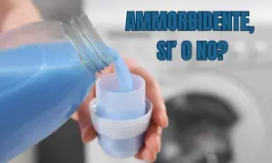 Versando ammorbidente blu in un tappo dosatore. A cosa serve l'ammorbidente? Per capi morbidi e profumati.