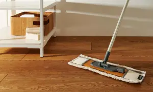Mocio pronto per pulire pavimento marmo molto sporco. Sulla mensola, una cesta in legno e saponi.