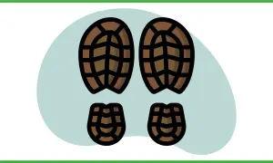 Impronte di scarpe marroni su sfondo azzurro. Guida su come togliere macchie di fango dalle calzature.