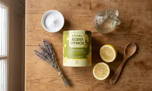 Ingredienti per un detersivo lavatrice fatto in casa: acido citrico, bicarbonato, lavanda, limoni e un cucchiaio di legno.