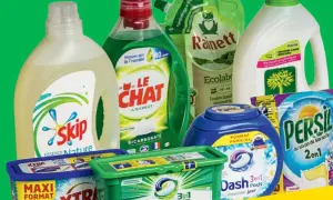 Varietà di detersivi per lavatrice, alcuni liquidi, altri in capsule. Attenzione: un detersivo liquido rovina lavatrice se usato impropriamente.