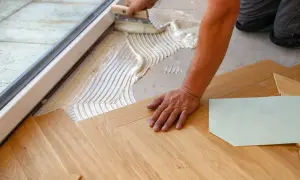 Installazione parquet: stesura colla per evitare che il parquet si gonfi.