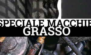Dettaglio di componenti meccanici con macchie di unto evidenti. Testo "SPECIALE MACCHIE GRASSO".