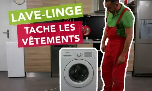 Un uomo in tuta rossa guarda una lavatrice. Testo sovrapposto: "LAVE-LINGE TACHE LES VÊTEMENTS".