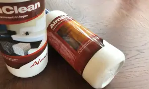 Due flaconi di sapone naturale per pavimenti in legno, ideali per pulire e sgrassare il pavimento in modo efficace.