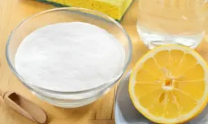 Bicarbonato in una ciotola, limone, acqua e spugna. Non sono la stessa cosa, ma insieme puliscono!