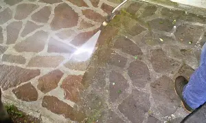 Pulizia della palladiana esterna con idropulitrice. L'acqua rimuove sporco e detriti, rivelando la bellezza della pietra.
