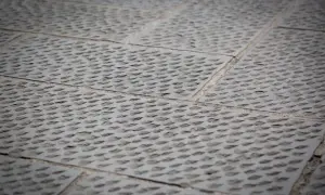 Pietra serena con texture a rombi, ideale per pulire pietra serena con bicarbonato per un risultato impeccabile.