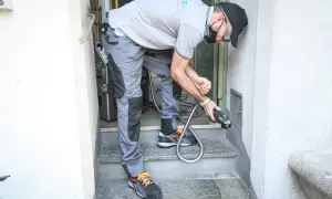 Tecnico con attrezzatura per pulizia a vapore, pronto a dimostrare come sbiancare la pietra e riportarla al suo antico splendore.
