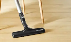 Spazzola Rowenta per parquet, ideale per capire come pulire i pavimenti in legno senza graffiarli.