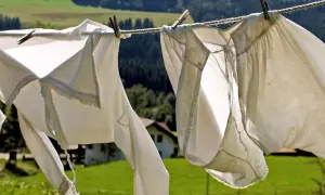 Biancheria bianca stesa al sole, un modo naturale per sbiancare i capi. Il sole e il vento fanno il loro lavoro.