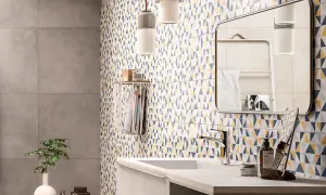 Bagno moderno con parete a triangoli colorati, ideale per chi cerca idee su come rinnovare pavimento in ceramica con stile.