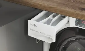Cassetto detersivo Haier aperto, con scomparti vuoti. La lavatrice non prende l'ammorbidente, forse è intasato il vano.