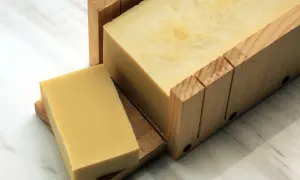 Un blocco di sapone di castiglia cos'è, pronto per essere tagliato in saponette.