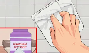 Impara come togliere sangue dal muro usando detersivo per piatti e un panno.