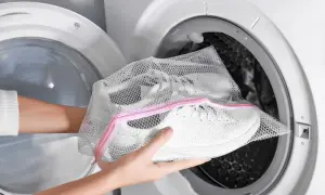 Come lavare le scarpe da trekking in lavatrice: inserisci le scarpe in una sacca a rete prima di metterle nell'oblò.
