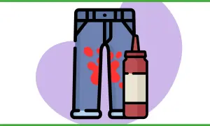 Un paio di jeans macchiati di rosso, forse da un incidente con il pomodoro. Accanto, una bottiglia di ketchup.