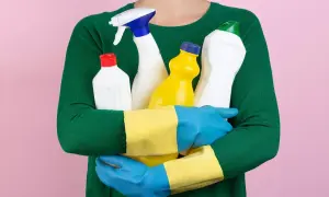 Guanti e flaconi per pulire con ammoniaca: vetri, pavimenti e superfici incrostate.
