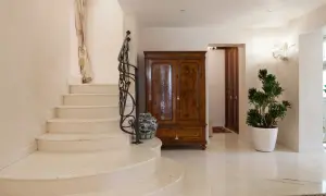 Scale in marmo bianco, perfette per lucidare e dare un tocco di eleganza all'ingresso.