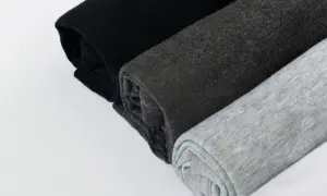 Capi scuri e chiari, pronti per la lavatrice. Tessuti morbidi in diverse tonalità di grigio e nero.