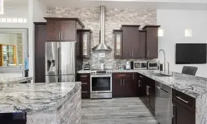Cucina moderna con isola in marmo. Scopri come pulire il marmo pavimento per mantenerlo splendente.