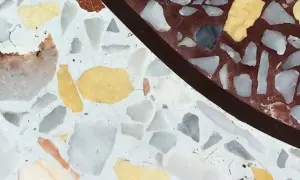 Dettaglio di una superficie in pietra naturale esterna con inserti colorati, ideale per capire come pulire la pietra naturale esterna e mantenerla splendente.